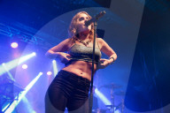 PEOPLE: Auch Sängerin Tove Lo entblösst ihren Busen