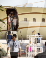 PEOPLE: Claudia Schiffer verlässt mit ihrer Familie Sardinien