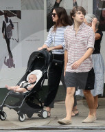PEOPLE: Keira Knightley und James Righton gehen mit Baby Edie spazieren