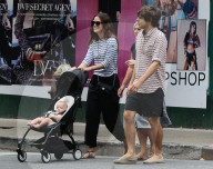 PEOPLE: Keira Knightley und James Righton gehen mit Baby Edie spazieren