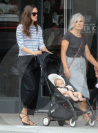 PEOPLE: Keira Knightley und James Righton gehen mit Baby Edie spazieren