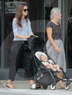 PEOPLE: Keira Knightley und James Righton gehen mit Baby Edie spazieren