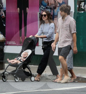 PEOPLE: Keira Knightley und James Righton gehen mit Baby Edie spazieren