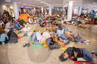NEWS: Tausende Flüchtlinge stecken in Budapest fest