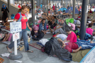 NEWS: Tausende Flüchtlinge stecken in Budapest fest
