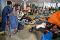 NEWS: Tausende Flüchtlinge stecken in Budapest fest