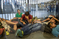 NEWS: Tausende Flüchtlinge stecken in Budapest fest