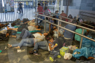 NEWS: Tausende Flüchtlinge stecken in Budapest fest