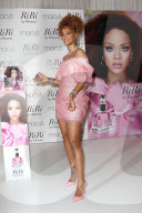 PEOPLE: Rihanna zeigt 'RiRi By Rihanna Fragrance'