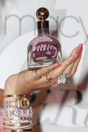PEOPLE: Rihanna zeigt 'RiRi By Rihanna Fragrance'