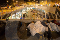 NEWS:  Flüchtlinge warten auf ein Ende der Polizeiabsperrung am Bahnhof in Budapest