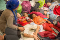 NEWS:  Flüchtlinge warten auf ein Ende der Polizeiabsperrung am Bahnhof in Budapest