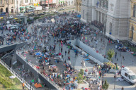 NEWS:  Flüchtlinge warten auf ein Ende der Polizeiabsperrung am Bahnhof in Budapest