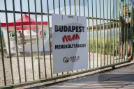 NEWS:  Flüchtlinge warten auf ein Ende der Polizeiabsperrung am Bahnhof in Budapest