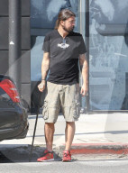 PEOPLE: Dave Grohl tauscht Krücken gegen einen Gehstock