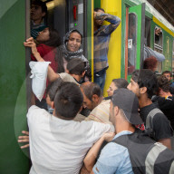 NEWS: Chaotische Szenen am Bahnhof Budapest Keleti