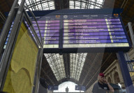 NEWS: Flüchtlinge sitzen auf dem Bahnhof  in Budapest fest