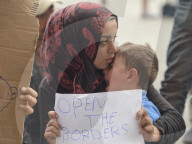 NEWS: Flüchtlinge sitzen auf dem Bahnhof  in Budapest fest