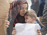 NEWS: Flüchtlinge sitzen auf dem Bahnhof  in Budapest fest
