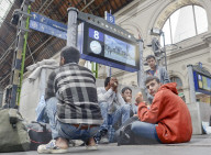 NEWS: Flüchtlinge sitzen auf dem Bahnhof  in Budapest fest
