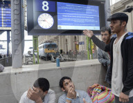 NEWS: Flüchtlinge sitzen auf dem Bahnhof  in Budapest fest