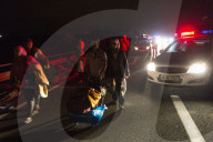 NEWS: Flüchtlinge nachts unterwegs zur österreichischen Grenze