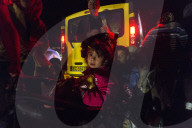 NEWS: Flüchtlinge nachts unterwegs zur österreichischen Grenze