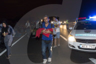 NEWS: Flüchtlinge nachts unterwegs zur österreichischen Grenze