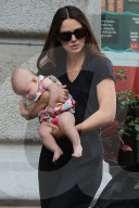 PEOPLE: Keira Knightely mit James und Baby Edie in New York unterwegs