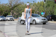 PEOPLE: Alessandra Ambrosio schneller mit dem Scooter in Brentwood unterwegs