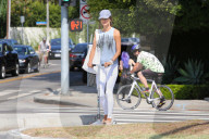 PEOPLE: Alessandra Ambrosio schneller mit dem Scooter in Brentwood unterwegs