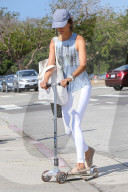 PEOPLE: Alessandra Ambrosio schneller mit dem Scooter in Brentwood unterwegs