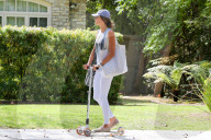 PEOPLE: Alessandra Ambrosio schneller mit dem Scooter in Brentwood unterwegs