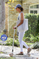 PEOPLE: Alessandra Ambrosio schneller mit dem Scooter in Brentwood unterwegs
