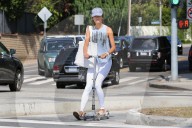 PEOPLE: Alessandra Ambrosio schneller mit dem Scooter in Brentwood unterwegs