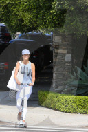 PEOPLE: Alessandra Ambrosio schneller mit dem Scooter in Brentwood unterwegs