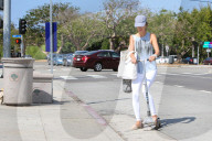 PEOPLE: Alessandra Ambrosio schneller mit dem Scooter in Brentwood unterwegs