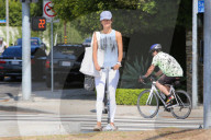 PEOPLE: Alessandra Ambrosio schneller mit dem Scooter in Brentwood unterwegs