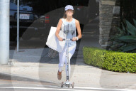 PEOPLE: Alessandra Ambrosio schneller mit dem Scooter in Brentwood unterwegs