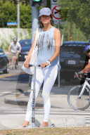 PEOPLE: Alessandra Ambrosio schneller mit dem Scooter in Brentwood unterwegs