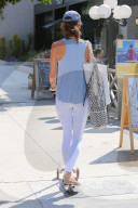 PEOPLE: Alessandra Ambrosio schneller mit dem Scooter in Brentwood unterwegs