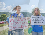 NEWS: Kentucky: Justizbeamtin Kim Davis aus Beugehaft entlassen