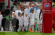 PEOPLE: Fussball: England - Schweiz: Wayne Rooney läuft mit Romeo Beckham ein