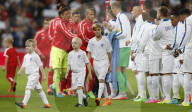 PEOPLE: Fussball: England - Schweiz: Wayne Rooney läuft mit Romeo Beckham ein