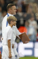 PEOPLE: Fussball: England - Schweiz: Wayne Rooney läuft mit Romeo Beckham ein