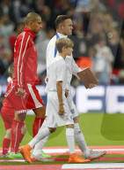 PEOPLE: Fussball: England - Schweiz: Wayne Rooney läuft mit Romeo Beckham ein