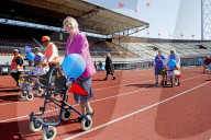 FEATURE: Da geht's etwas langsamer zu: Rollator-Rennen in Amsterdam
