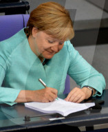 NEWS: Angela Merkel an der Haushaltdebatte im Bundestag
