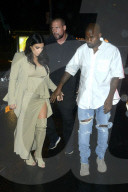 PEOPLE: Kim Kardashian trägt Overknees