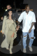 PEOPLE: Kim Kardashian trägt Overknees